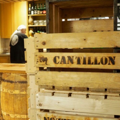 Berto derrière le bar à la Brasserie Cantillon