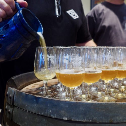 Berto verse du Lambic pour les visiteurs de Cantilon