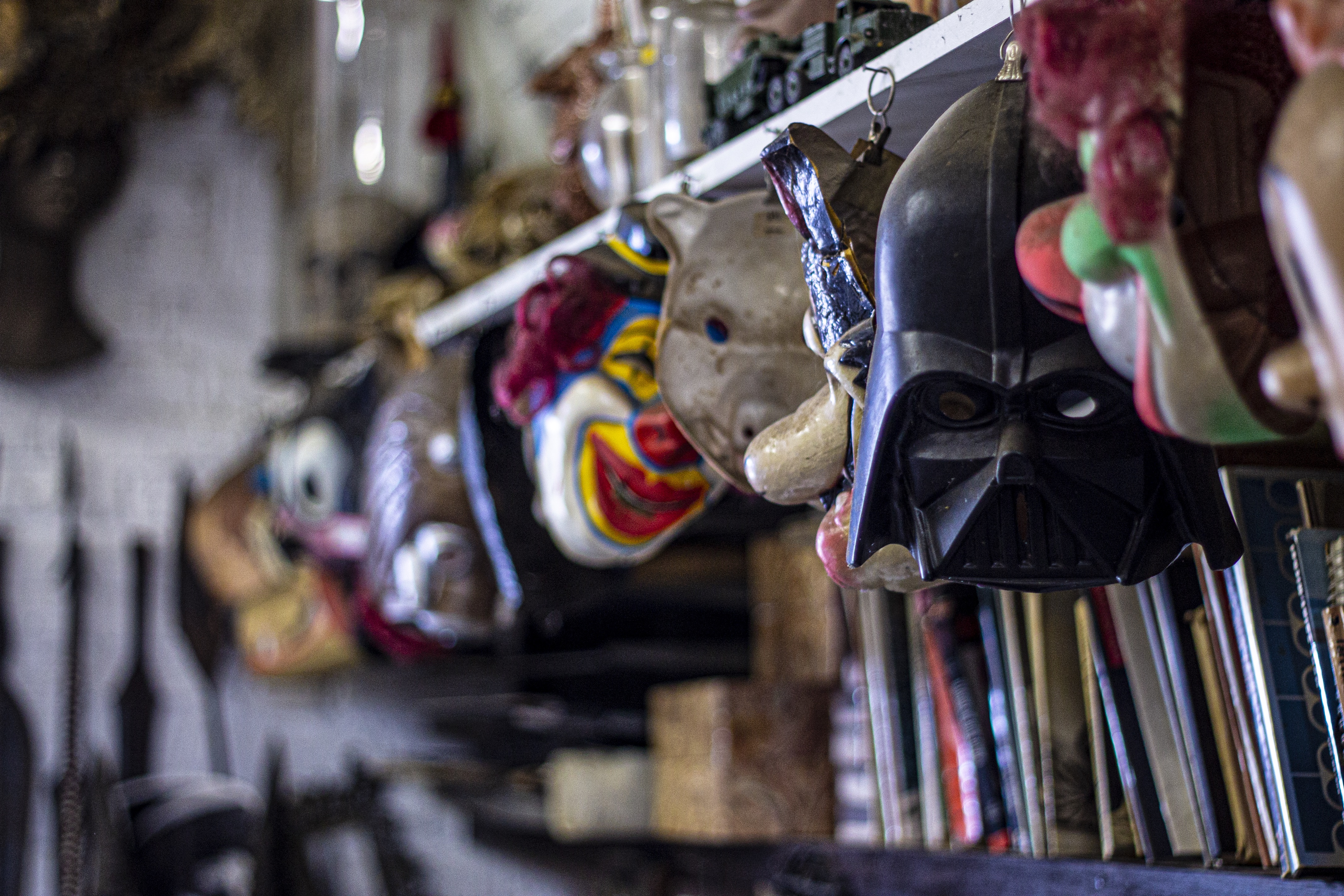 Masques, entreposés dans l'atelier de Daniel Pelletti