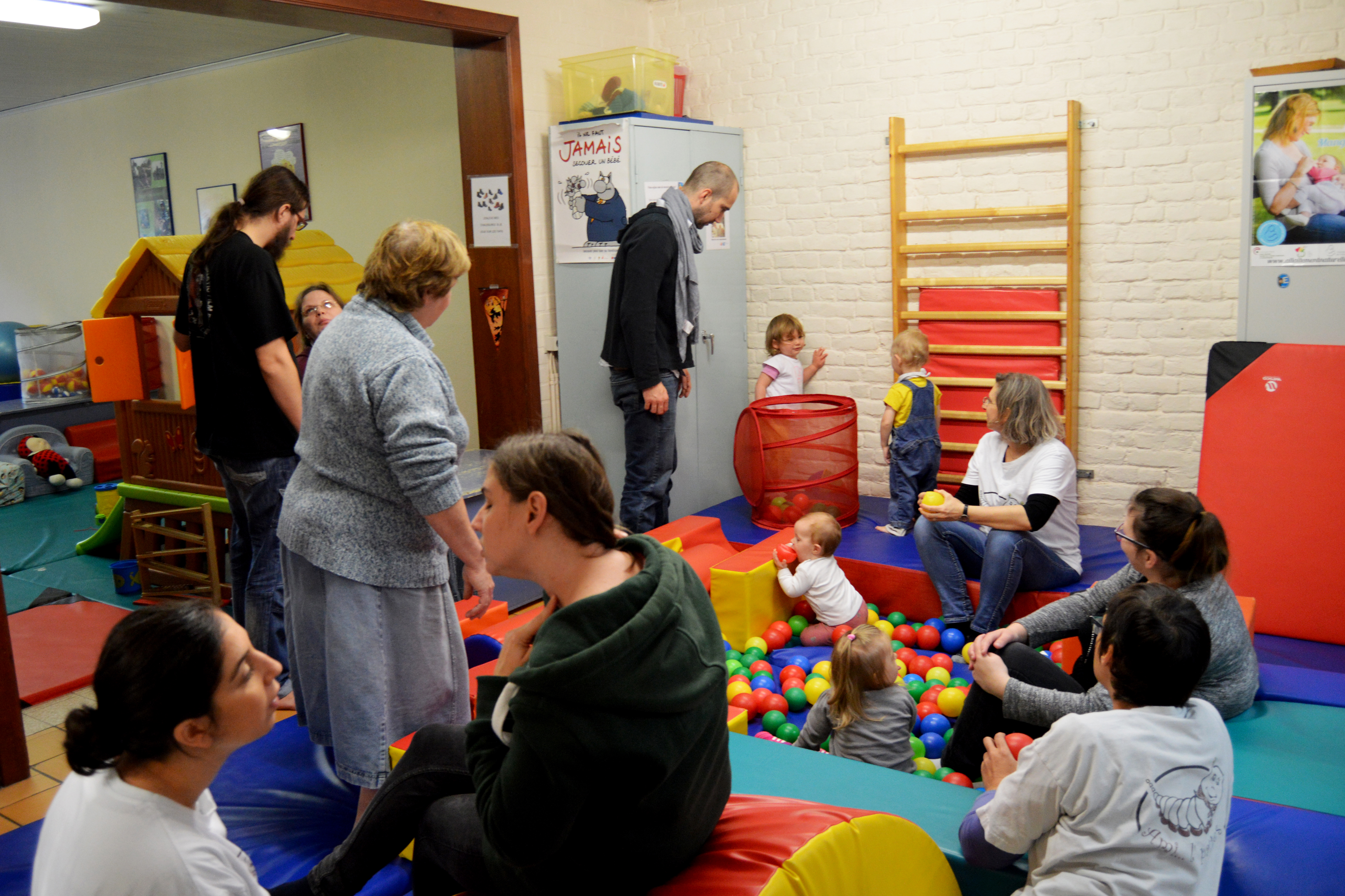 Les parents, les enfants et les bénévoles réunis dans la même pièce. Bien souvent assis.