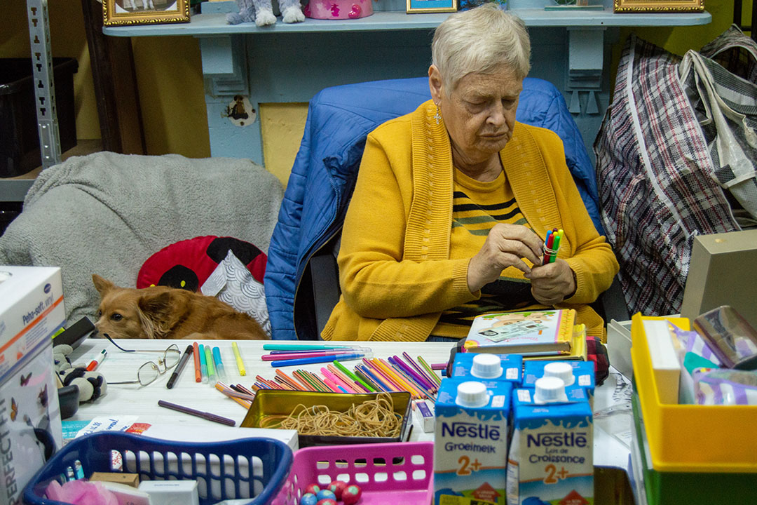 Mimi s'occupe de ranger des bibelots pour enfants