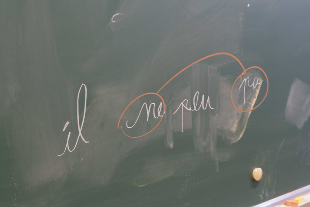 La phrase "il ne peu pa" est écrite sur le tableau.