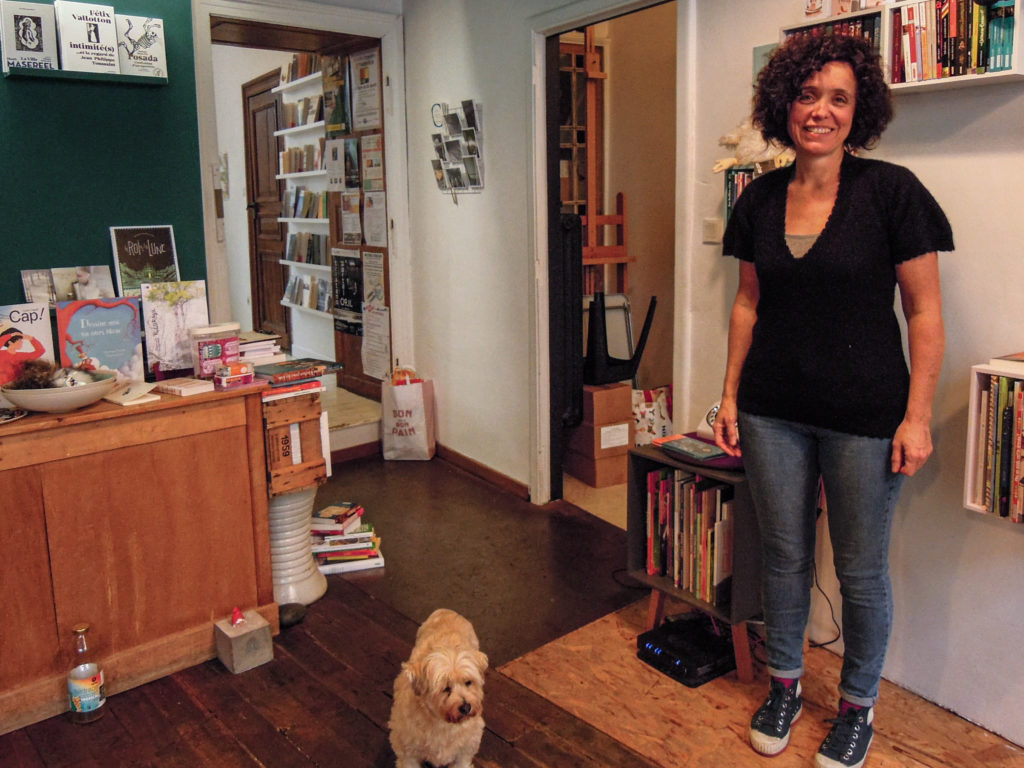 Géraldine Frognet, conseillère communale à Arlon dans sa librairie.