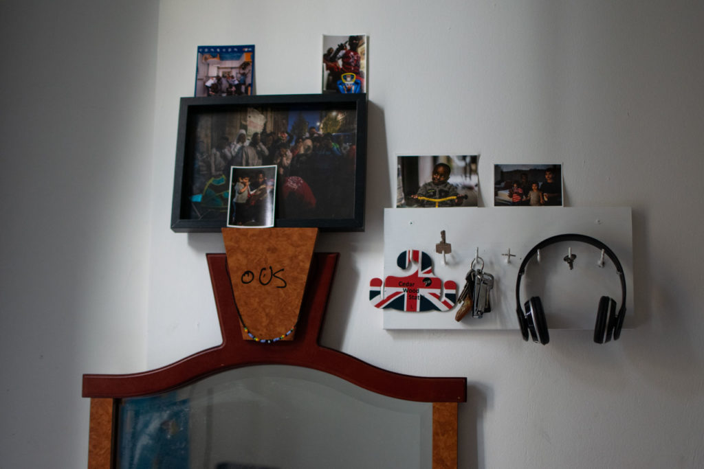 Photos et souvenirs collés sur le mur d'une chambre