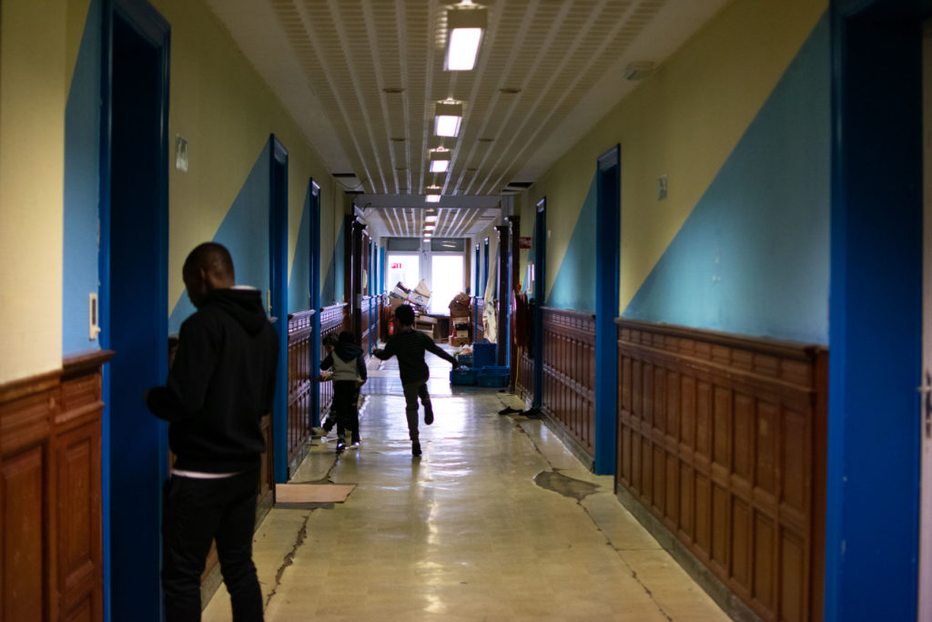Des enfants jouent dans le couloir