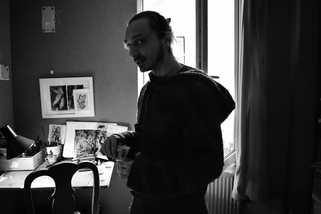 Un des habitants du flambeau, dans sa chambre