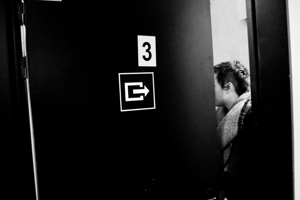 Porte du 3eme étage avec Lola derrière
