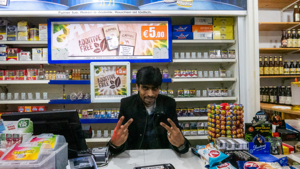 Hussain pose avec des peace pour la photo