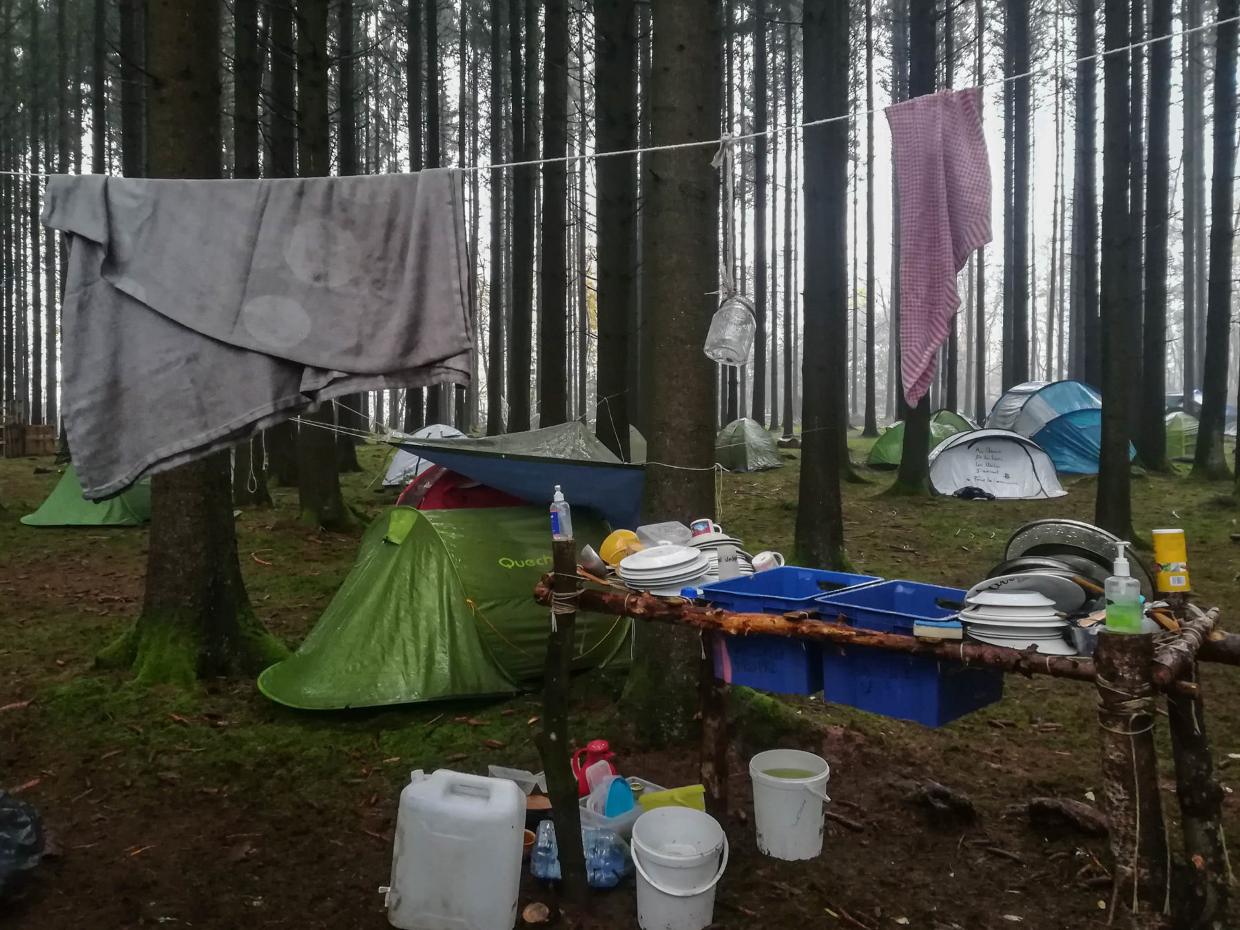 Campement des zadistes avec, en avant plan , en évier de fortune pour faire la vaisselle