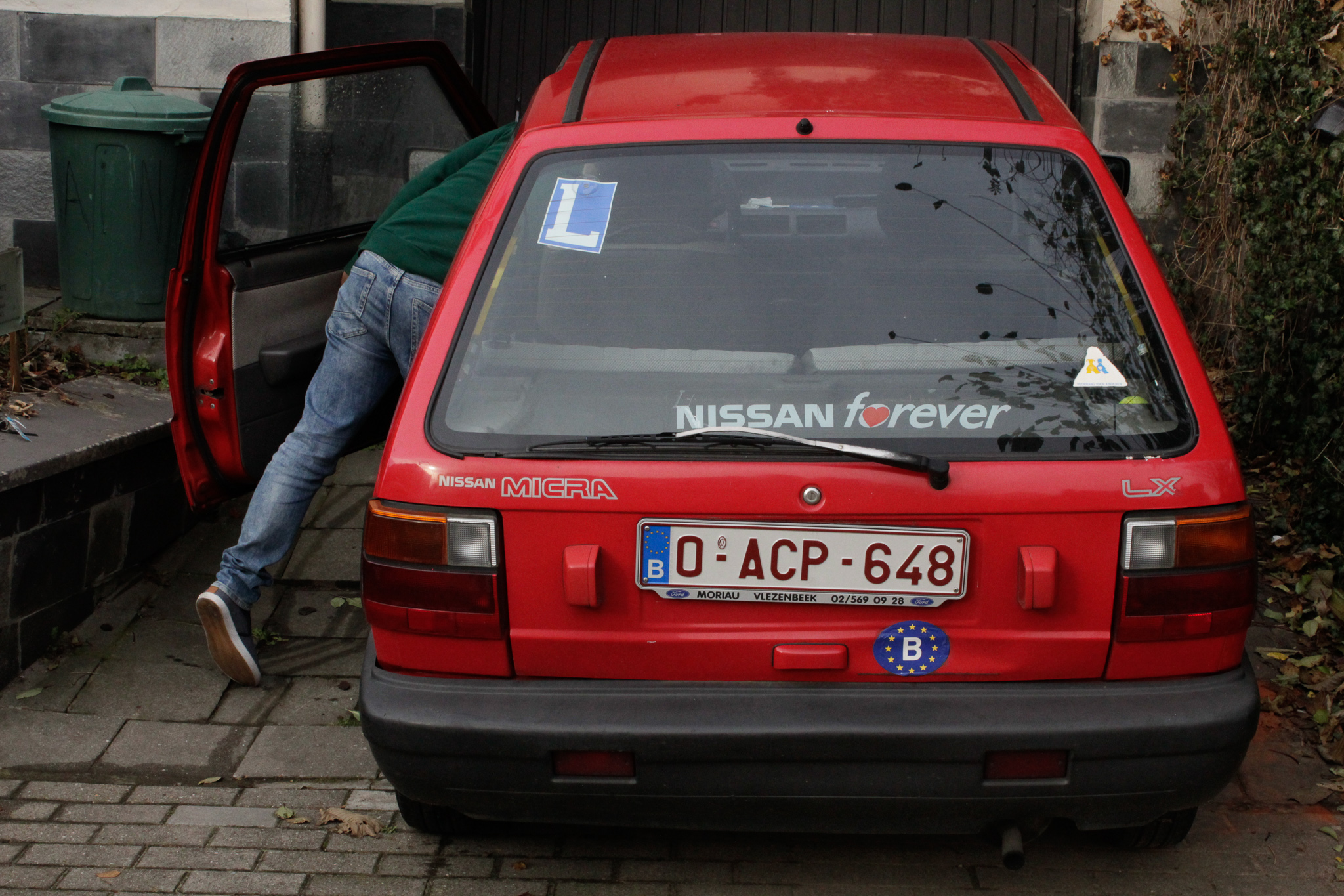 Voiture ancêtre stationnée