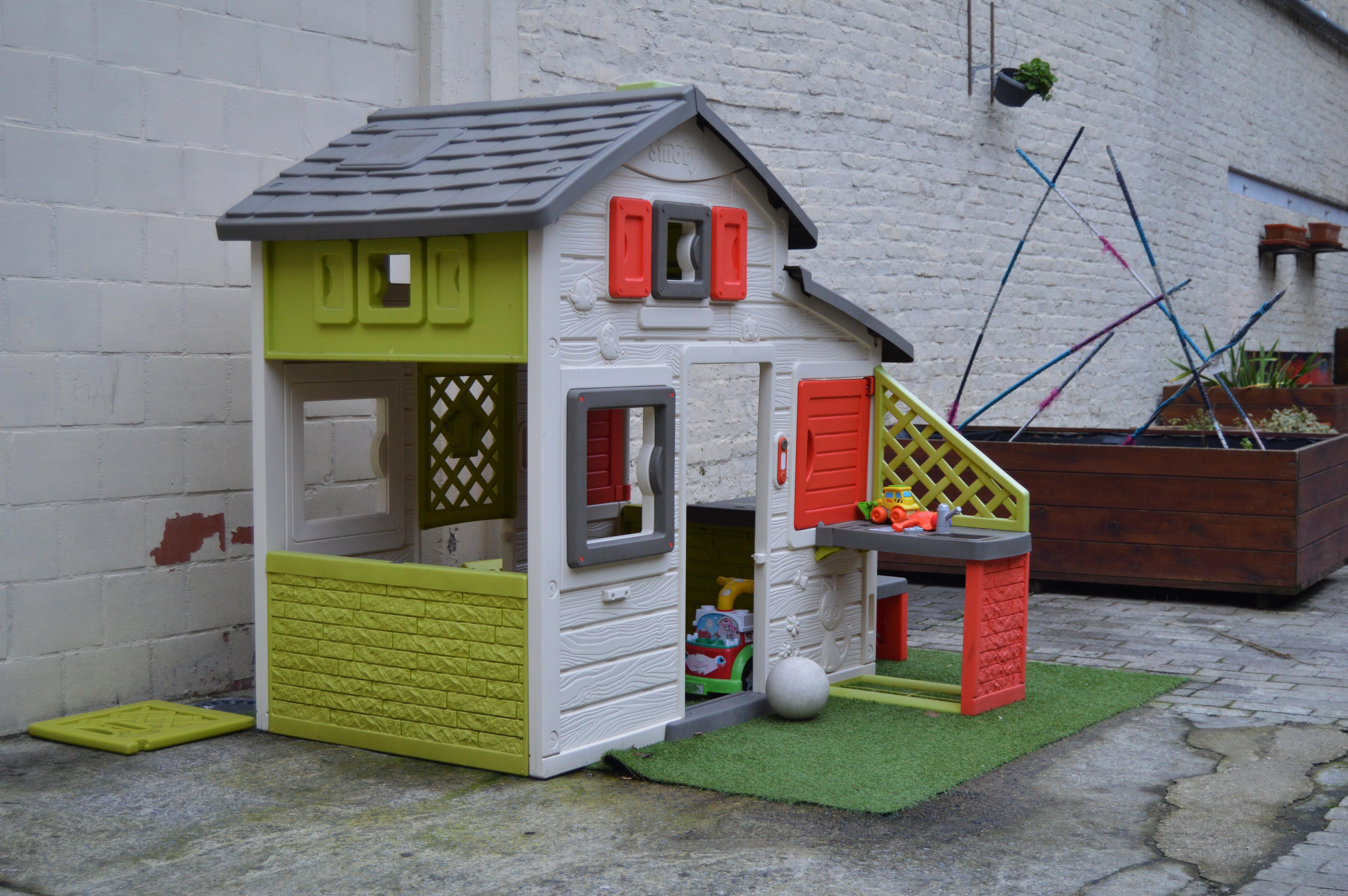 On retrouve une maison pour enfants au milieu de la cour.