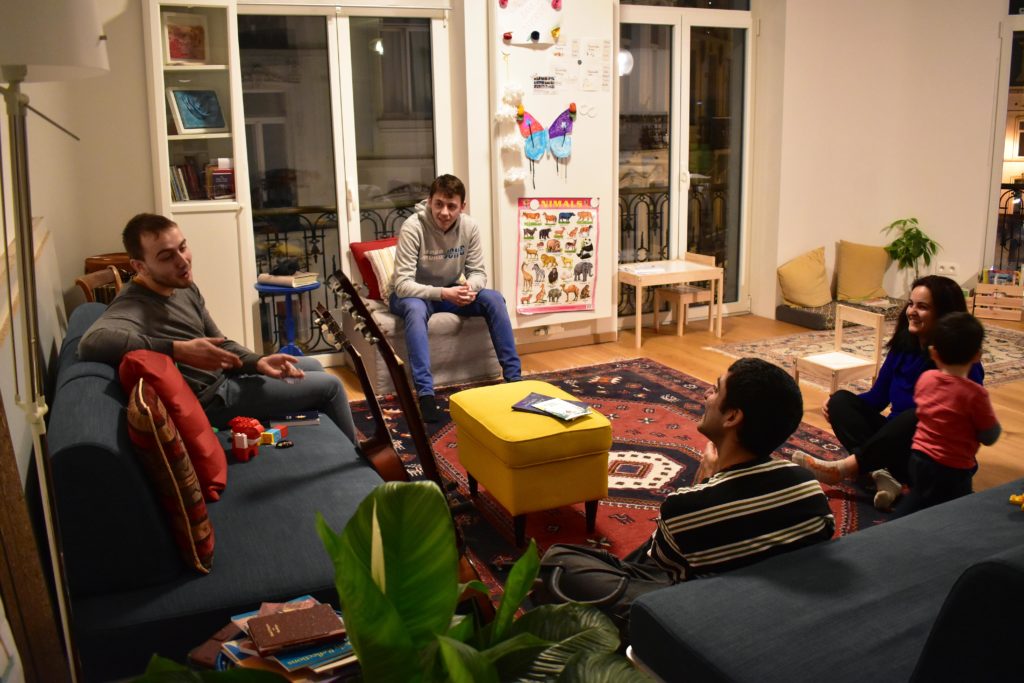 4 personnes dans un salon pour prier