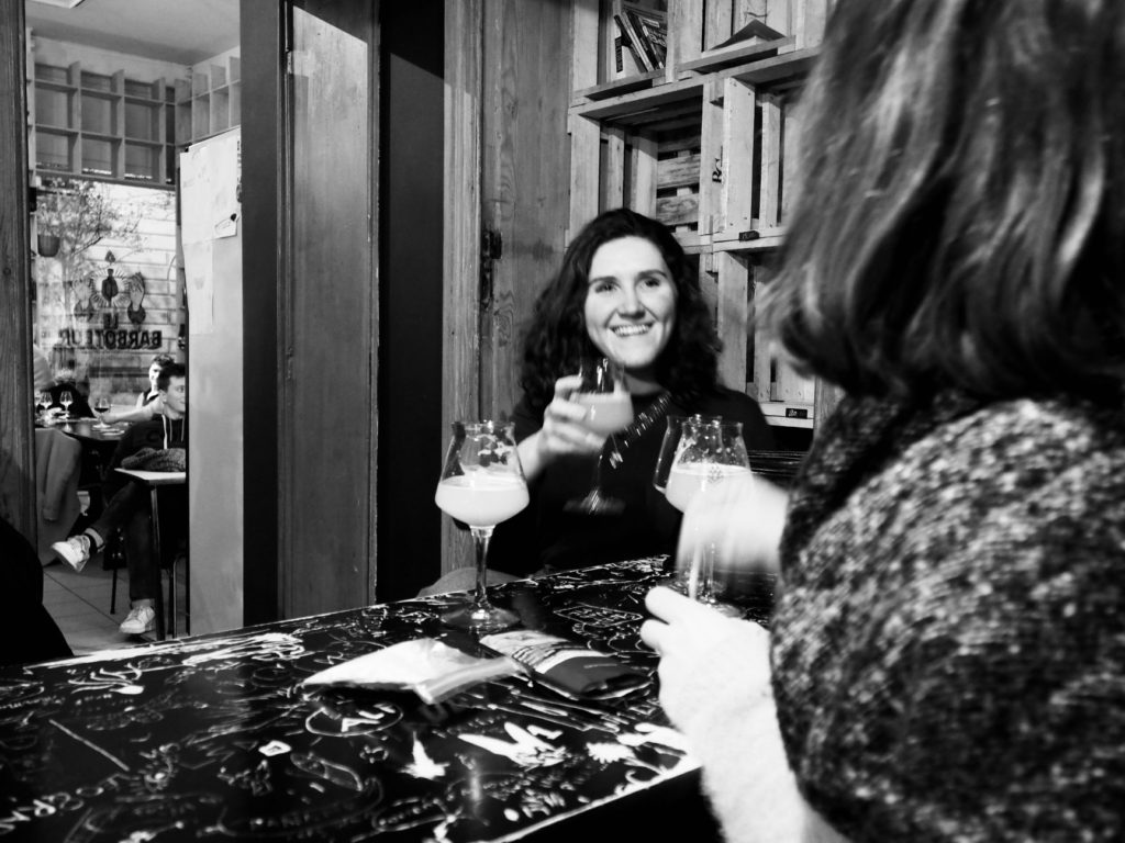 Juliette et Ondine boivent une bière au Barboteur