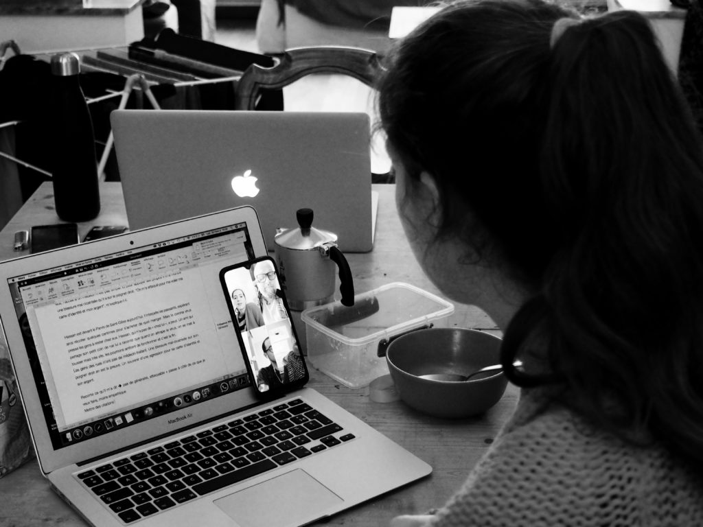 Agathe est en conf-call