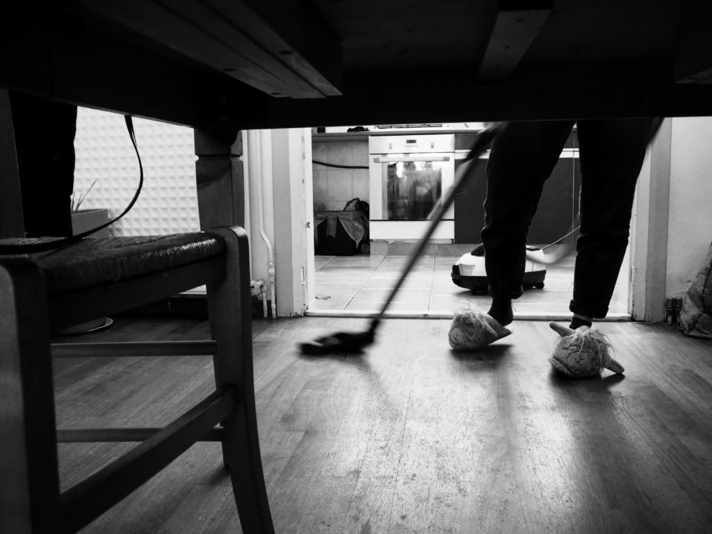 Juliette passe l'aspirateur