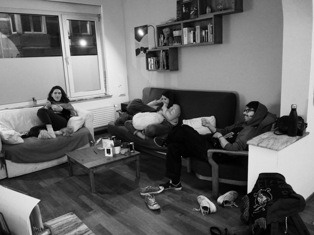 Juliette, Agathe et Hadrien sont dans le salon