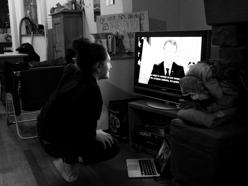Juliette regarde le discours de Macron