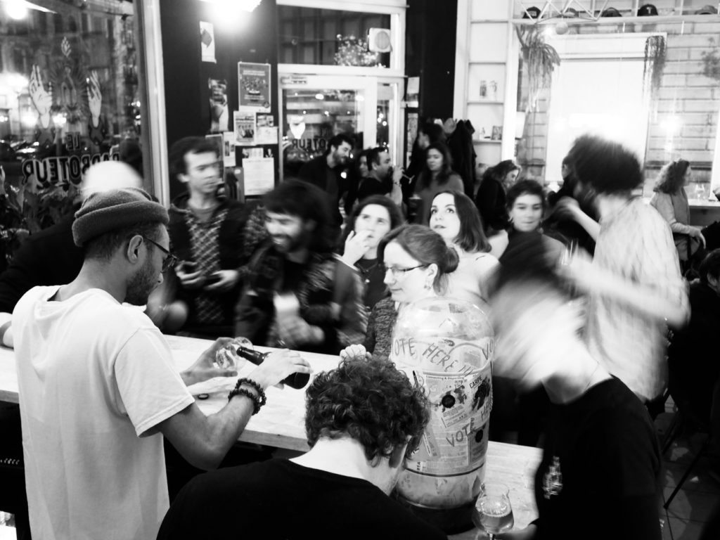 Des gens dansent à l'intérieur d'un bar