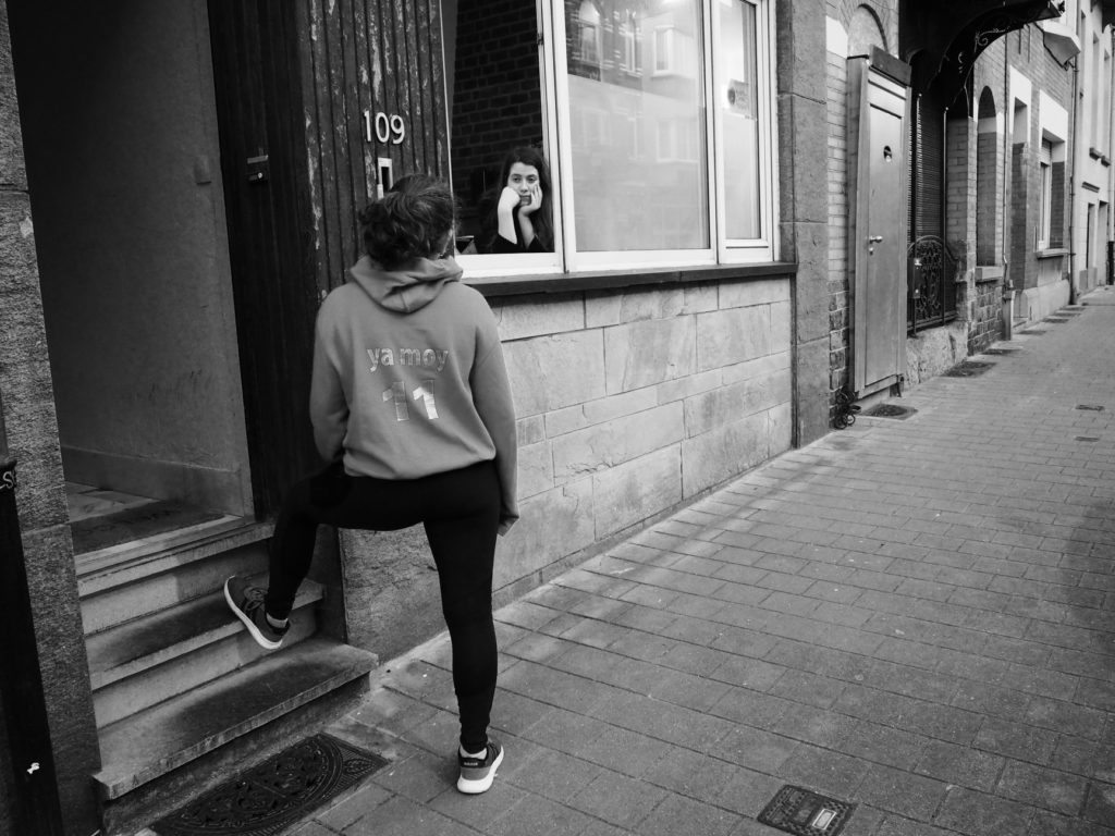 Juliette et Agathe discutent à travers la fenêtre