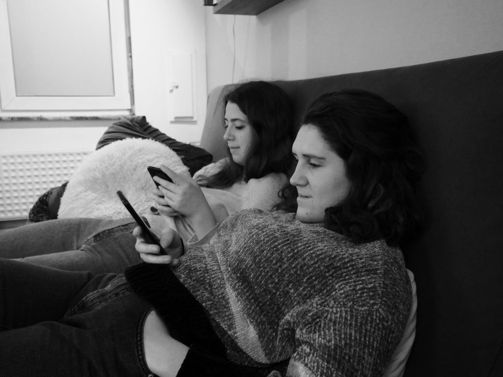 Agathe et Juliette regardent leurs téléphones