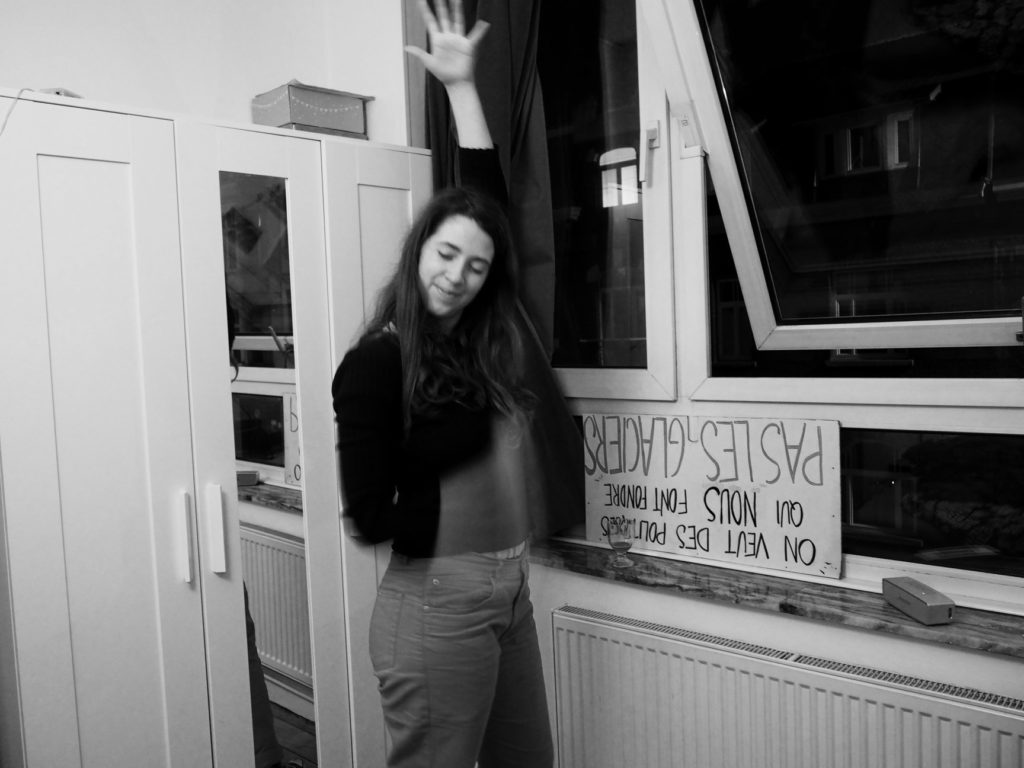 Agathe danse dans sa chambre