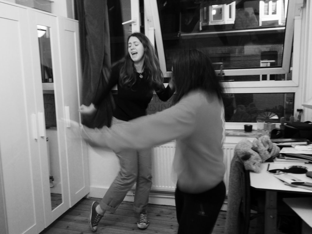 Agathe et Juliette dansent