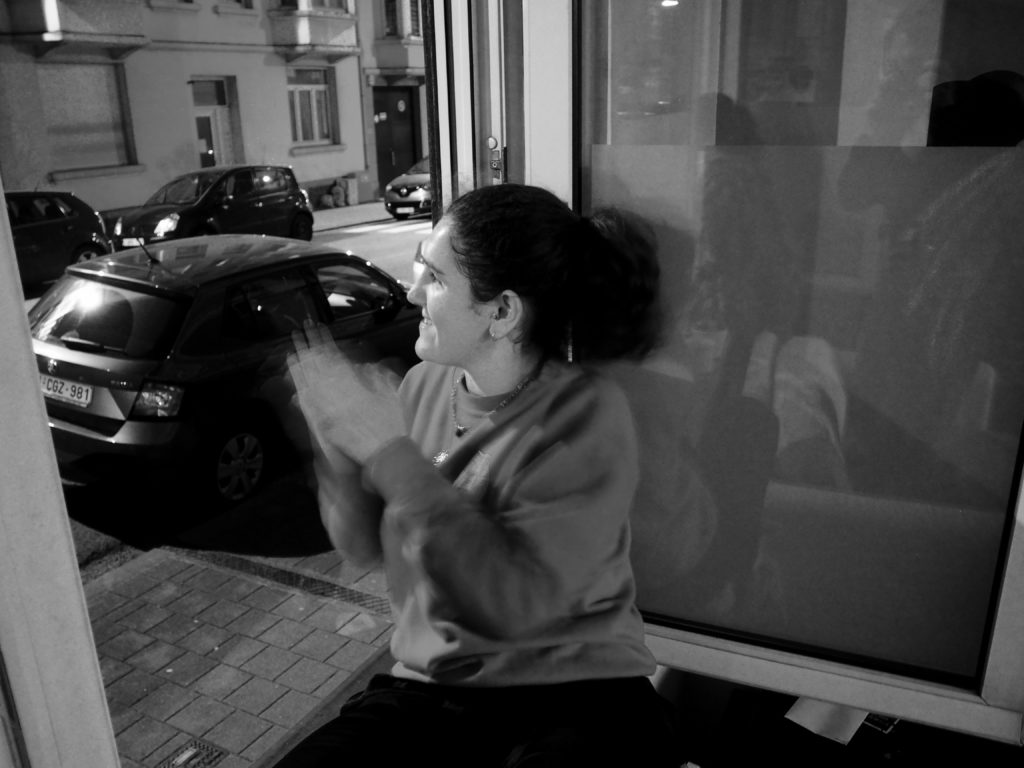 Juliette applaudit à la fenêtre