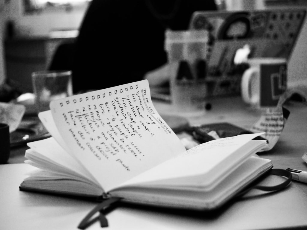 Carnet dans lequel est écrit une to do list