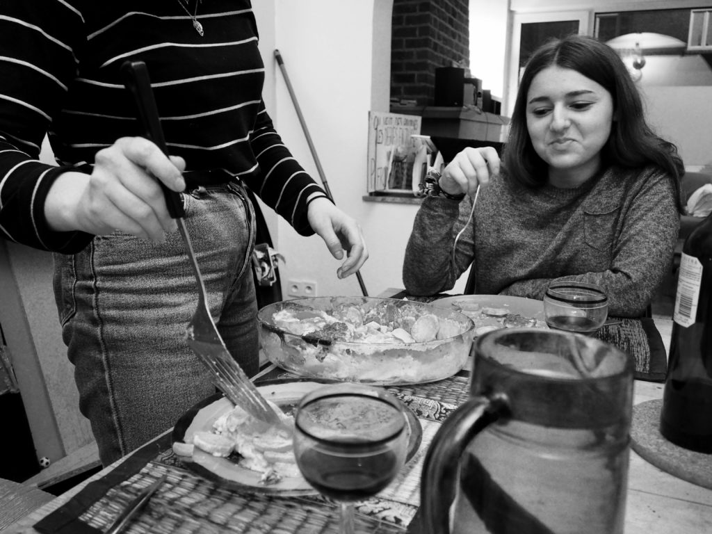 Juliette sert le gratin dans son assiette