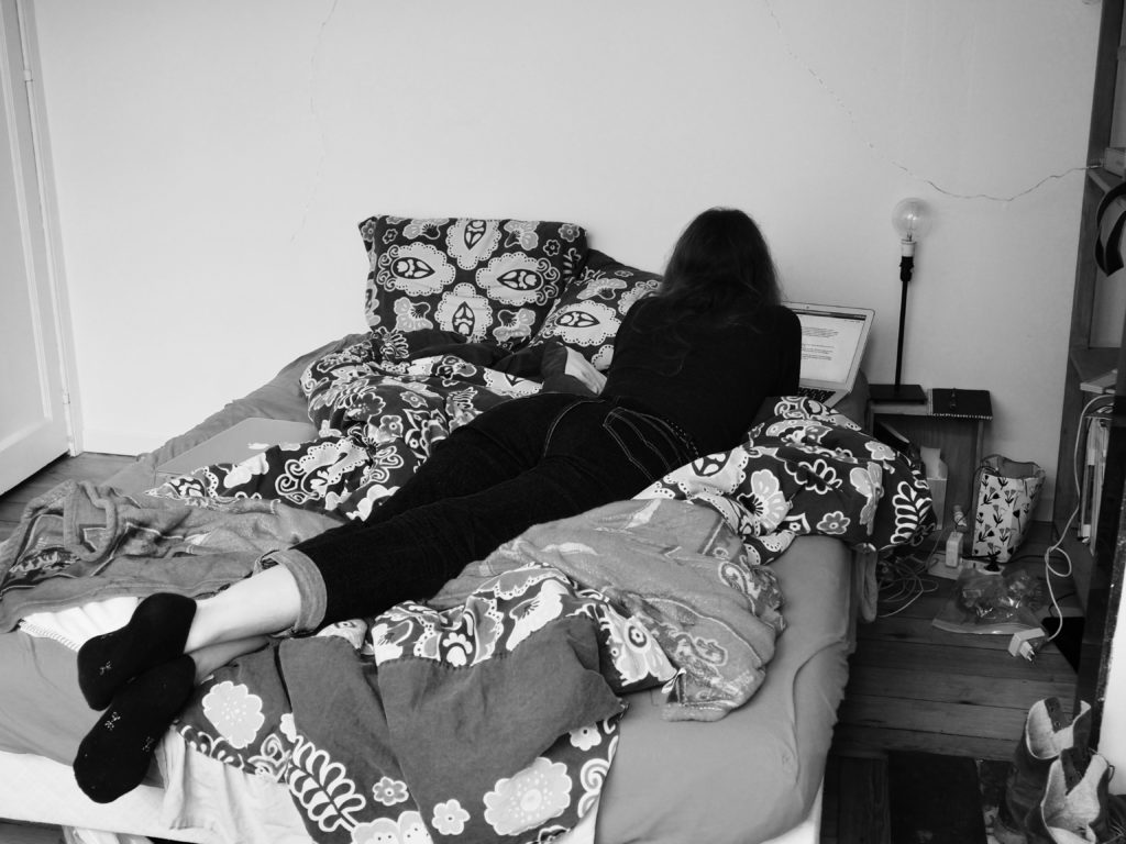 Agathe est couchée dans son lit