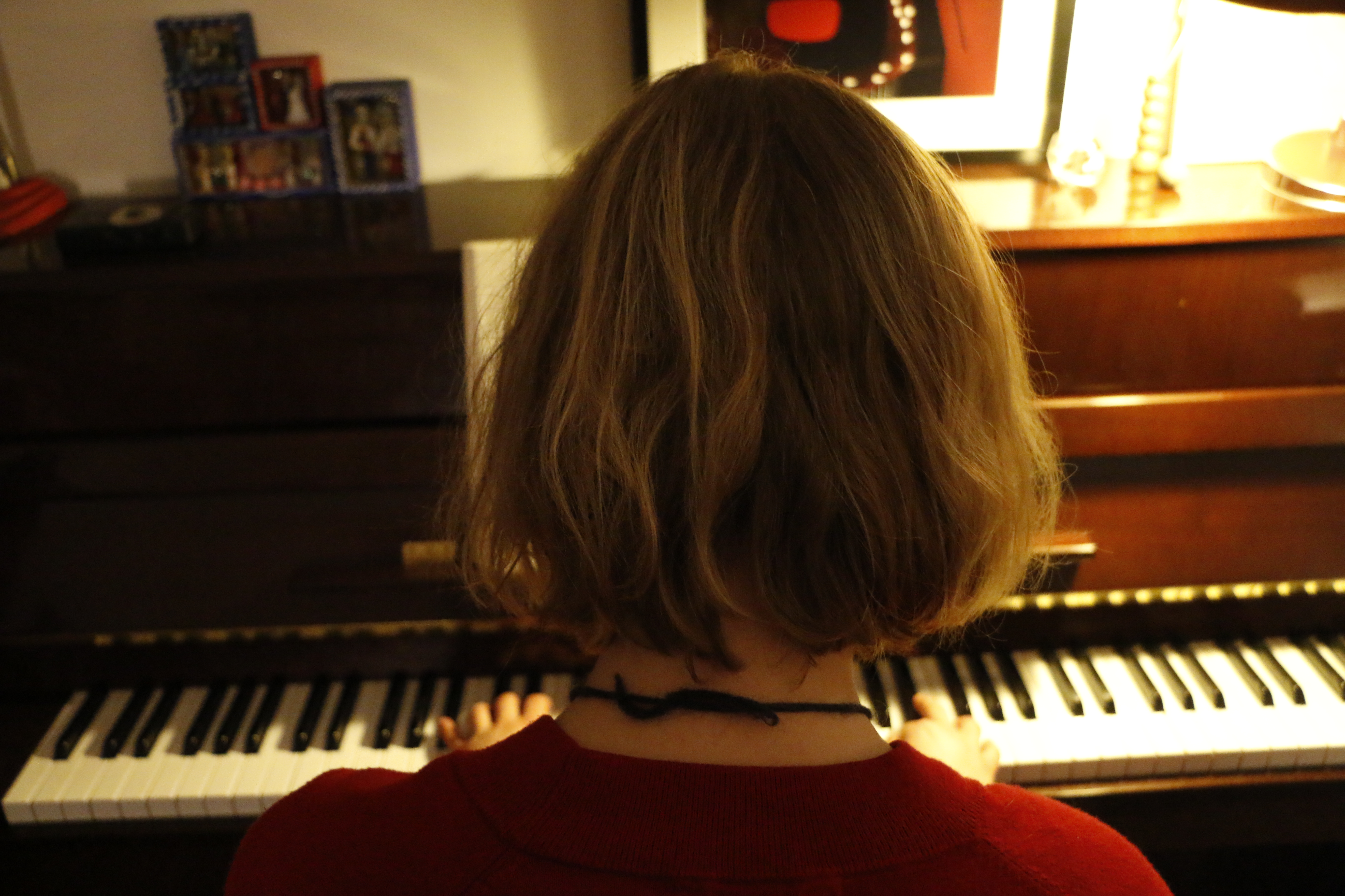 Jeune fille au piano.