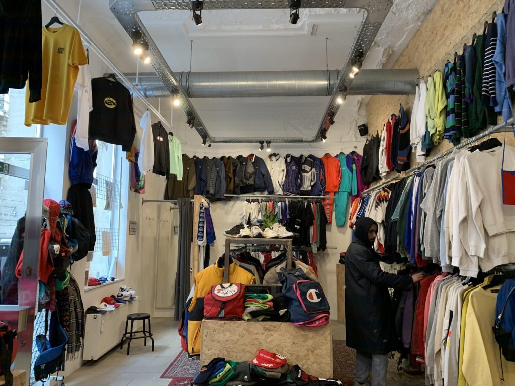 Vêtements suspendus au sein de la friperie Bison 4.