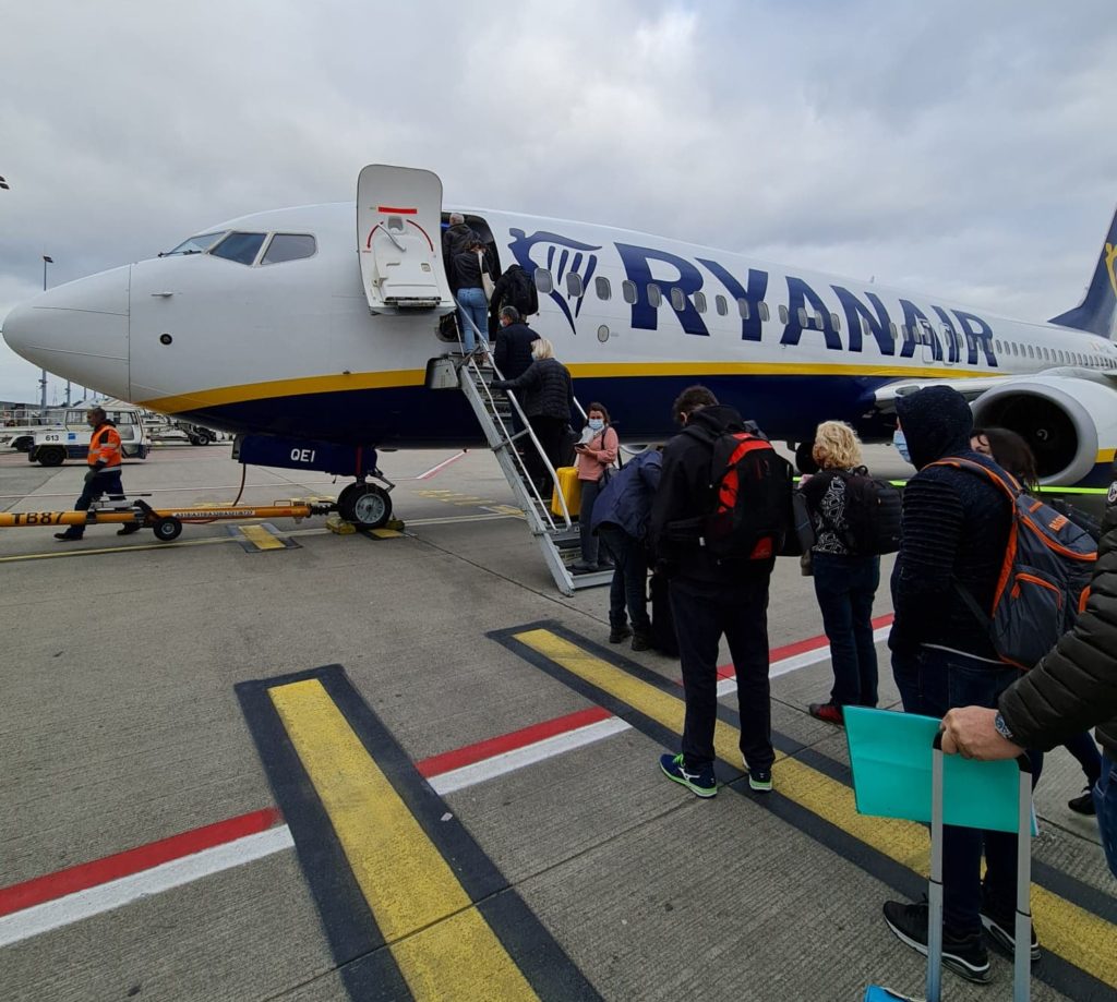 Des passagers font la file pour rentrer dans un avion Ryanair.