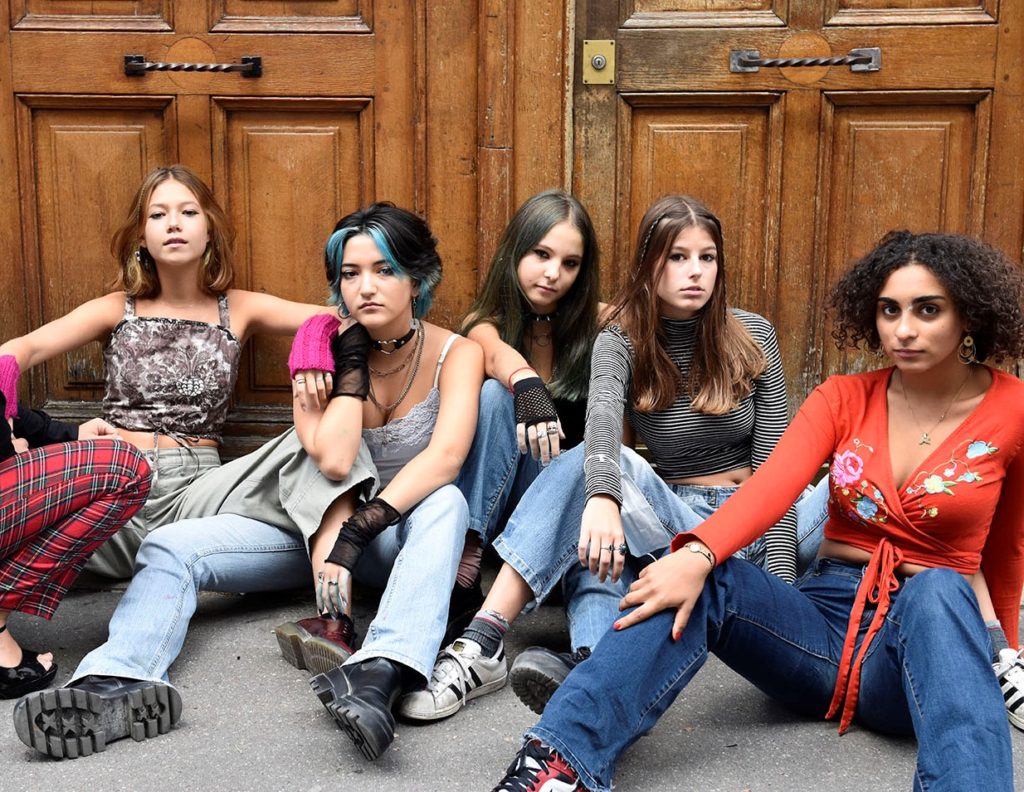 Lycéen.es assis devant le lycée NDDC