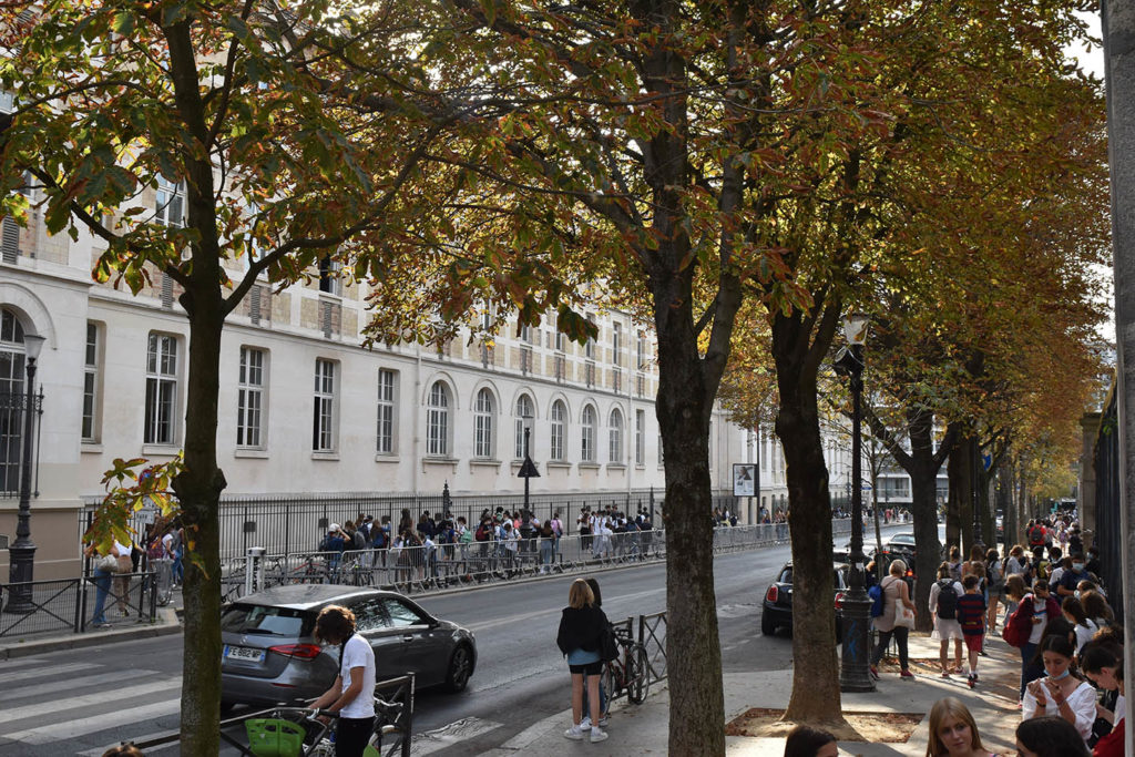 Lycéens à la sortie du lycée Montaigne