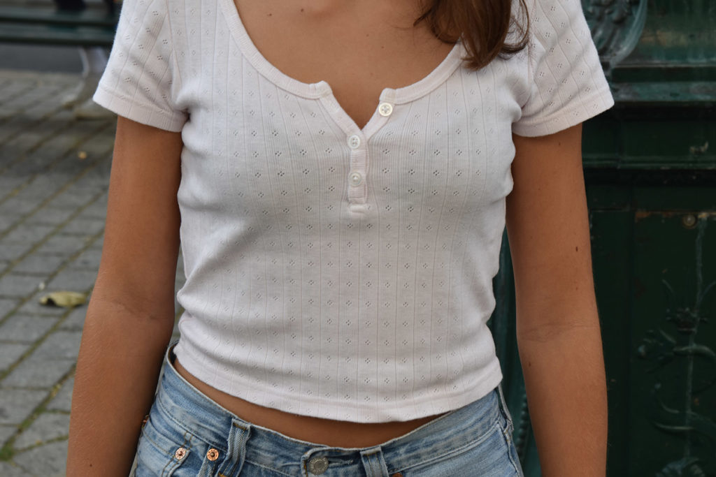 Juliette portant fièrement un tee-shirt, qu'elle dit n'avoir jamais osé avant le 14 septembre.