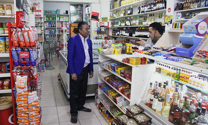 Moon et son collègue, derrière le comptoir