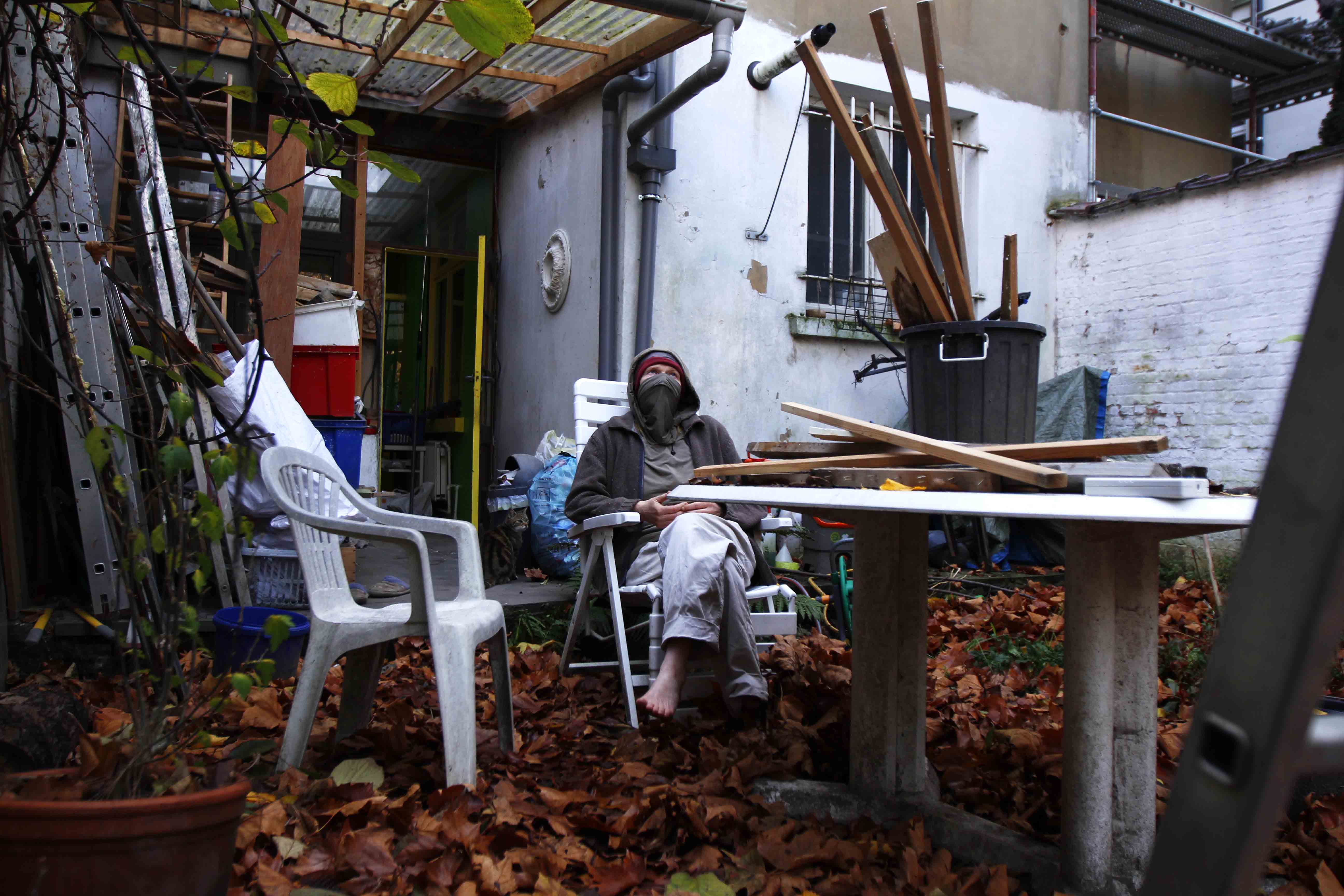 Kristien assise dans son jardin, les pieds nus