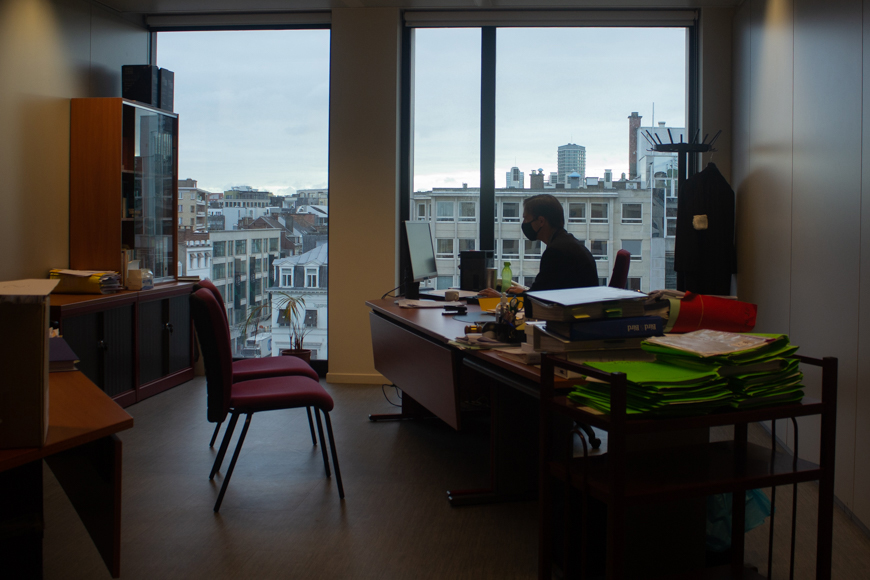 Pierre-Yves de Harven qui travaille dans son bureau, face au paysage bruxellois