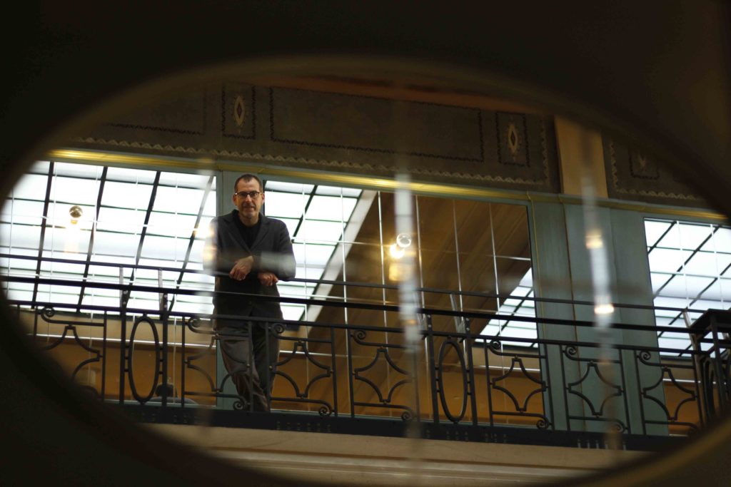 Eric Franssen, directeur du Palace, dans le miroir de la salle de réception.