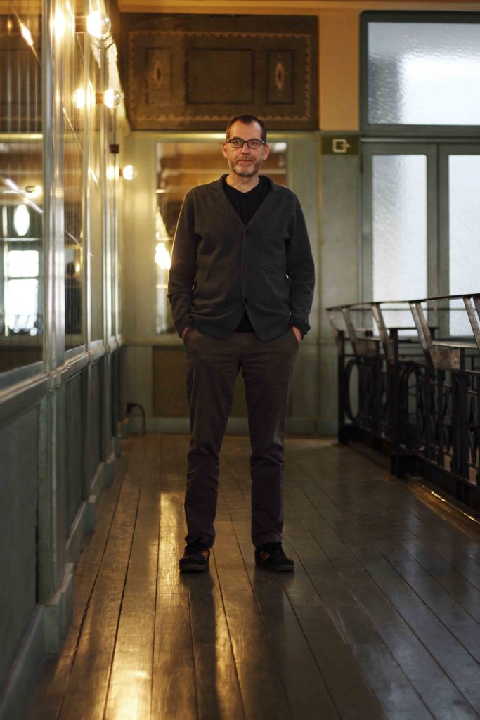 Eric Franssen, directeur du Palace, debout, dans la salle de réception.
