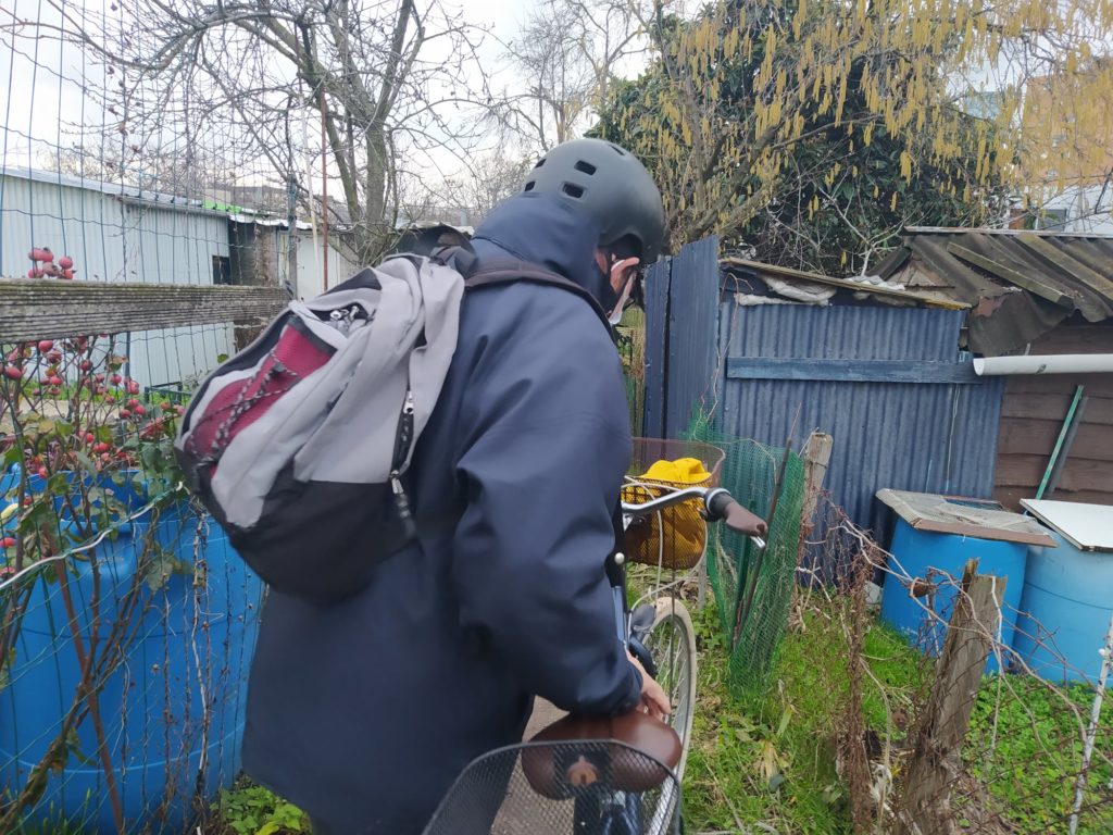 Gérard sort des jardins sur son elops250
