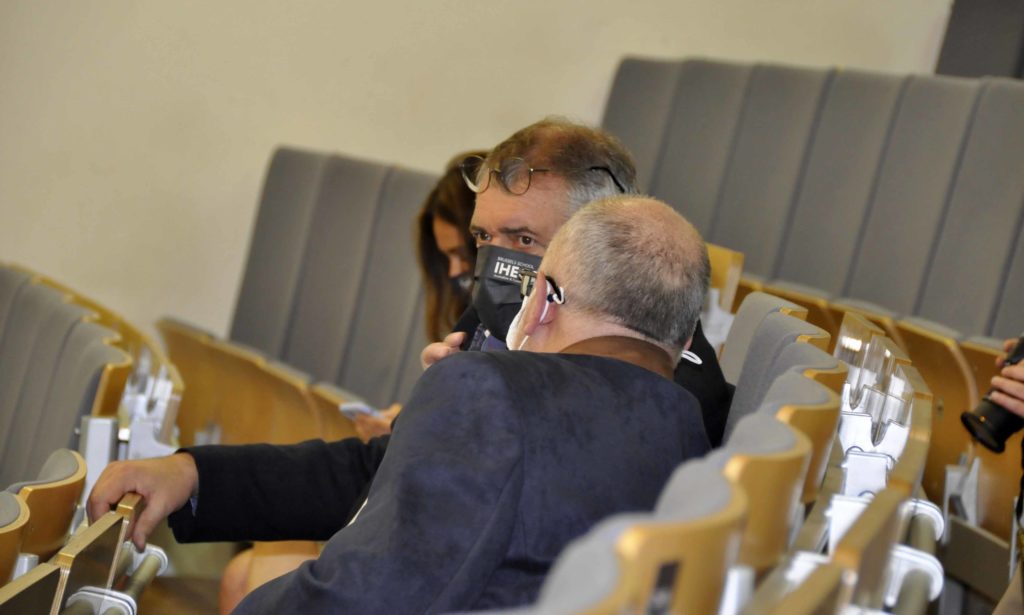 Deux directeurs discutant discrètement dans l'auditoire