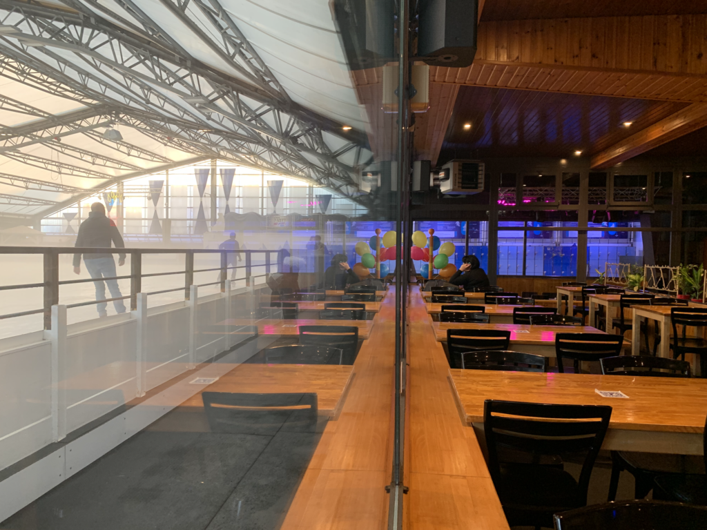 La cafétéria avec une vue sur la patinoire