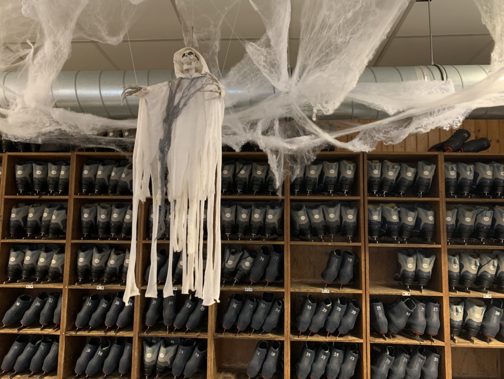 La location de patins est décorée sous le thème d'Halloween.