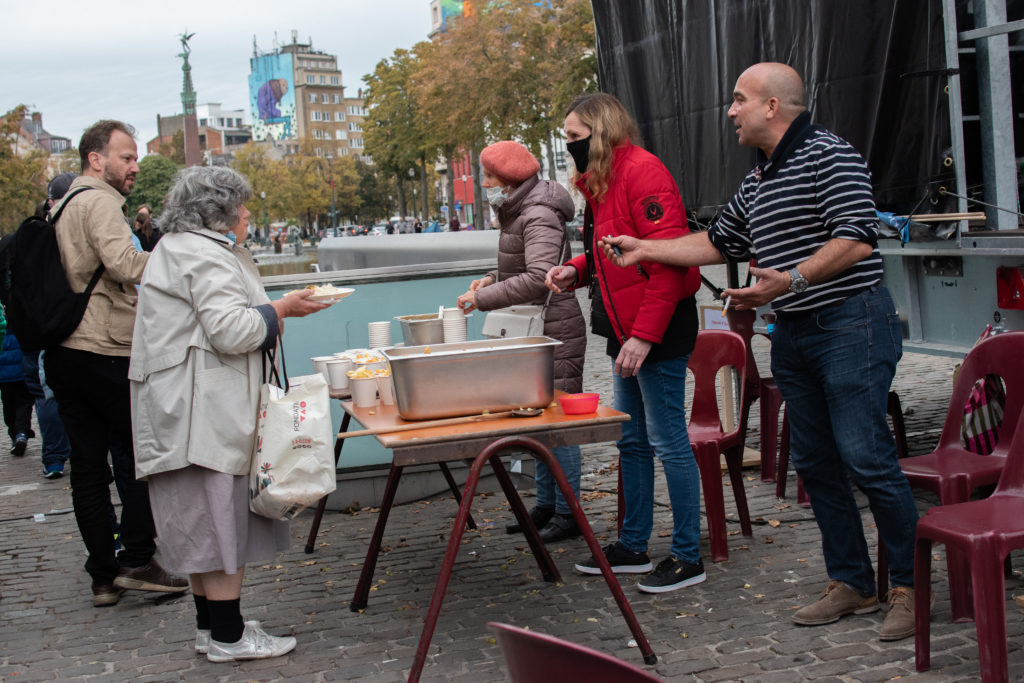 Des bénévoles distribuent à manger.