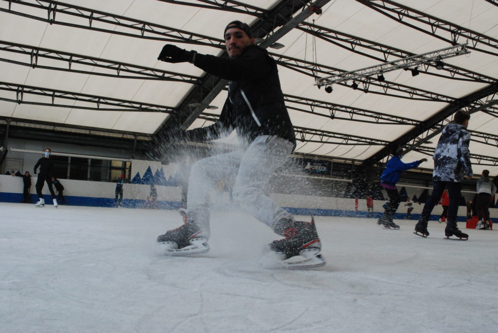 Un patineur freinant avec ses patins de hockey