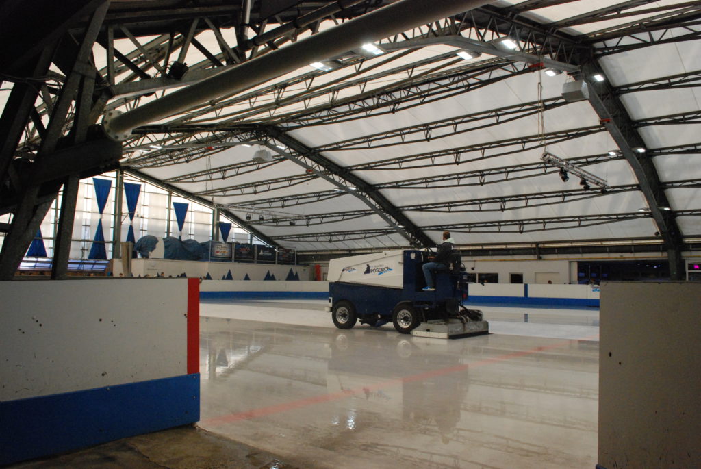 La machine, lissant la glace
