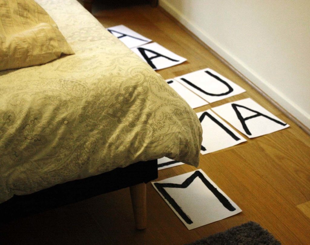 Slogan qui sèche sur le plancher de la chambre d'une colleuse.