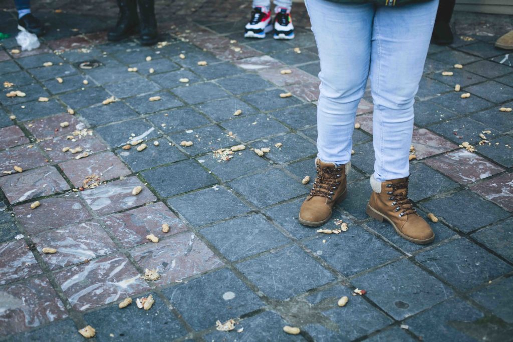 Au pied des manifestantes, les cacahuètes qu'elles ont lancées